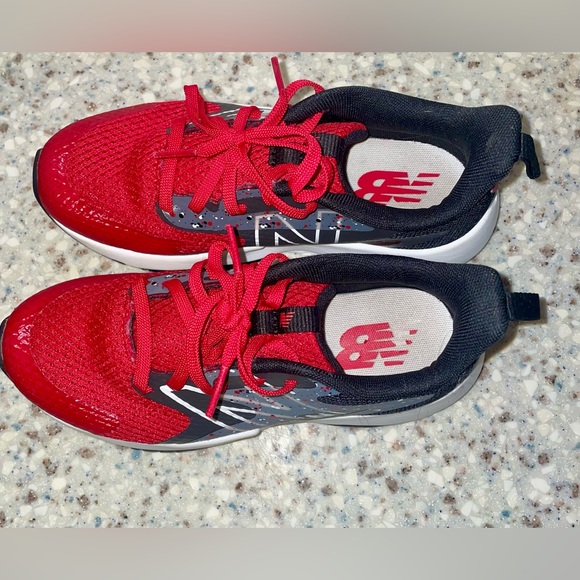 New Balance Kid’s Rave Run v2 Lace Up Running Shoe Size 1 in Red/Black - Picture 3 of 4